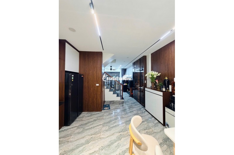 Bán nhà Nguyễn Văn Cừ, Long Biên 50m² x 5 tầng, phân lô, ô tô ở ngay. Dưới 10.9 tỷ
